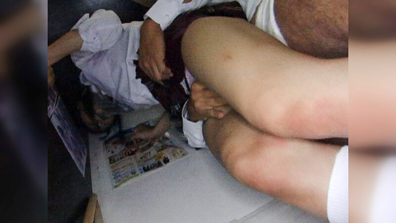 「【素人JK】制服女子校生の足コキ＆オナニー！太ももコキで密着プレイする美少女動画」のサンプル画像16枚目