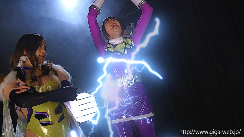 「加賀美さら・藤井レイラが女戦士に!竜神戦隊リュウジンバイオレットで絶体絶命のピンチシーン」のサンプル画像15枚目