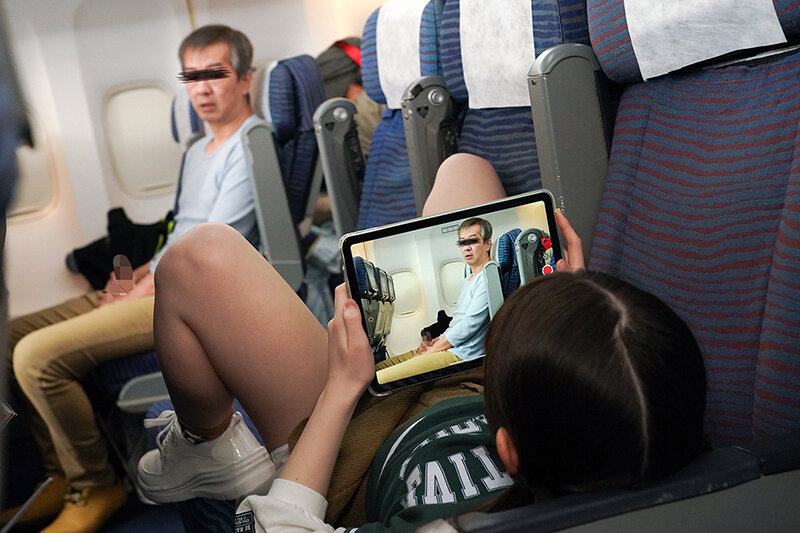 「【美少女】ミニ系女優のパンチラに興奮！機内で隠れフェラから騎乗位まで楽しむ濃厚プレイ」のサンプル画像15枚目