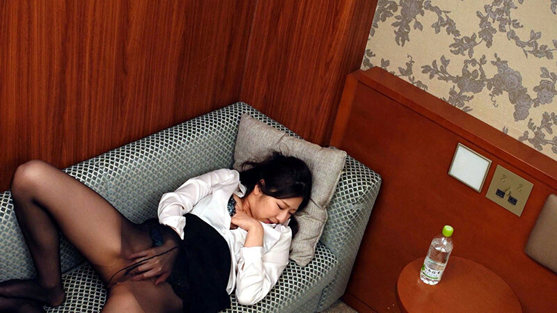 「【素人盗撮】ビジネスホテルで巨乳美女の秘密のオナニーを隠し撮り＃4」のサンプル画像8枚目