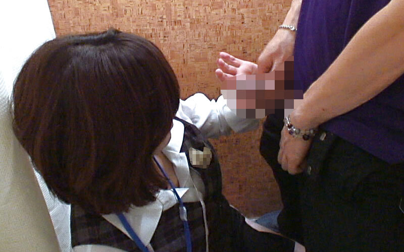 「【素人】紳士服店の試着室で美人店員に手コキされる巨根客の盗撮映像【イタズラ】」のサンプル画像7枚目