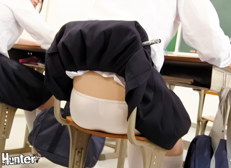 「【女子校生】S級美人クラスで男子1人のハーレム状態!学生服パンチラ天国の毎日」のサンプル画像2枚目