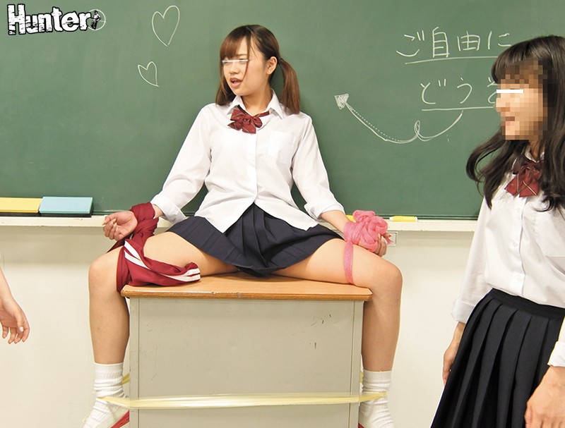 「【女子校生】S級美人クラスで男子1人のハーレム状態!学生服パンチラ天国の毎日」のサンプル画像7枚目