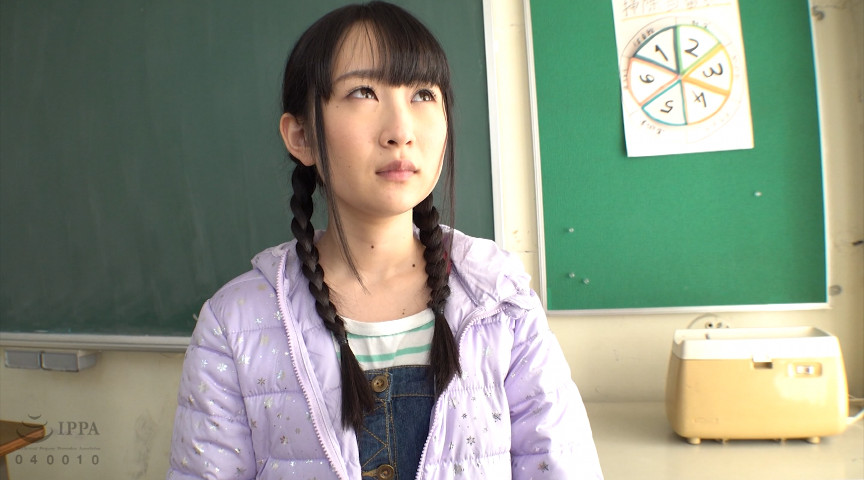 「【ひなの】ロリ系美少女の濃厚フェラチオ投稿映像|学生風コスプレで魅せる奉仕プレイ」のサムネイル