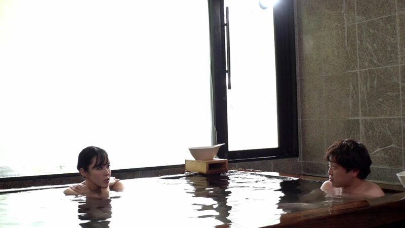 「【宇佐美すい】巨乳熟女が避暑地の別荘で不倫NTR！濃厚中出しで乱れる人妻の姿」のサンプル画像4枚目