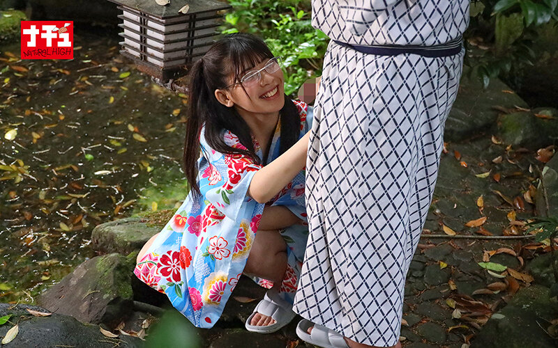 「【ミニ系痴女】貧乳美少女が浴衣パンチラで誘惑！温泉で何度も中出しさせる小悪魔娘の暴走SEX」のサンプル画像5枚目