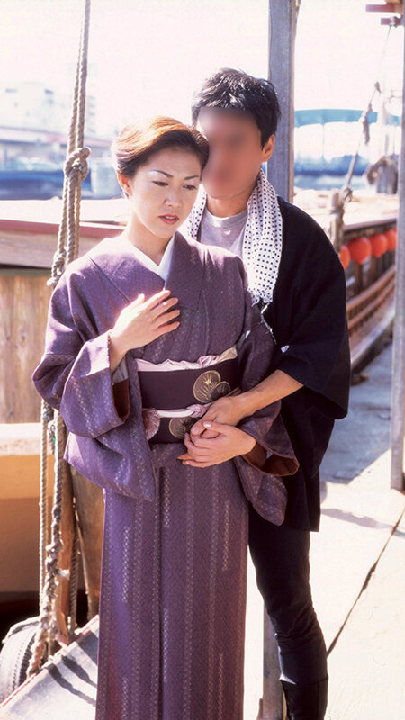 「【人妻熟女】巨乳美女の濃厚フェラとレズキス！和服姿の不倫妻が魅せる官能ドラマ240分」のサムネイル