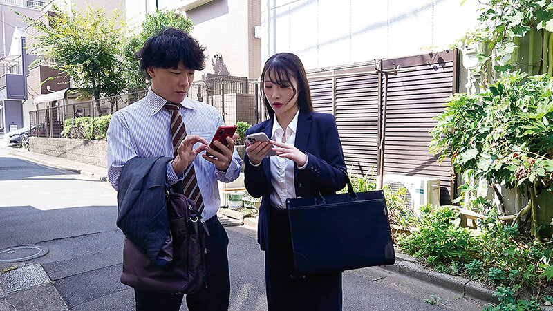 「望月りんね 美乳パイパンの美人同僚とまさかの相部屋でオナニー＆フェラ 逆NTRエロ動画」のサンプル画像4枚目