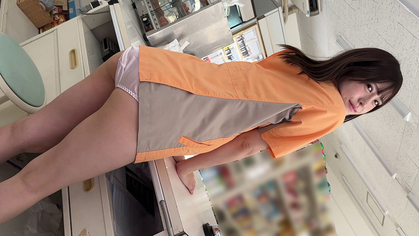 「皆瀬あかりがコンビニで大胆行為!欲求不満バイト彼女の店内イチャラブ女優動画」のサンプル画像2枚目