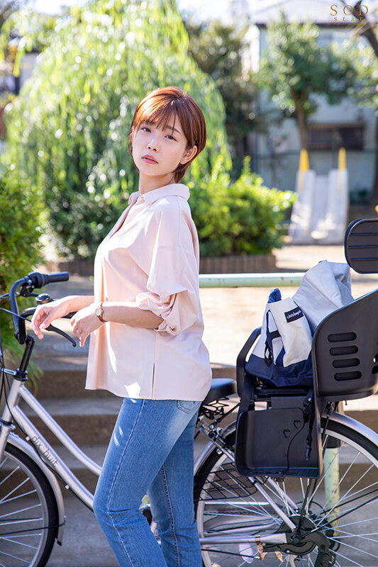 「紗倉まな 人妻の不倫NTR中出しセックス｜ママチャリ妻が保育園送迎の合間にコーチと寝取られ」のサンプル画像2枚目