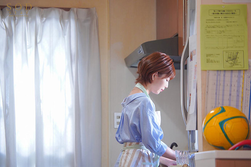 「紗倉まな 人妻の不倫NTR中出しセックス｜ママチャリ妻が保育園送迎の合間にコーチと寝取られ」のサンプル画像4枚目