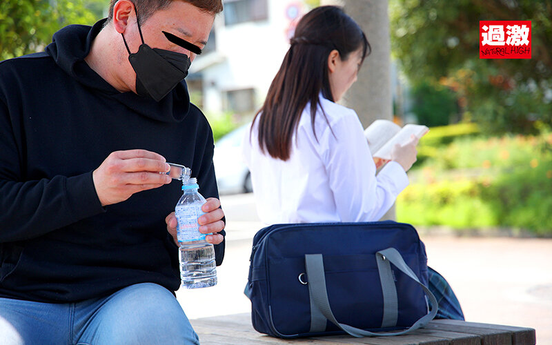 「【素人】野外露出で潮吹きオナニー！異物挿入で絶頂アクメする美女の過激プレイ動画」のサンプル画像3枚目
