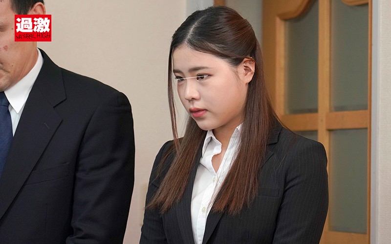 「OL美女が土下座謝罪中に羞恥のアナル開発！ビジネススーツ姿で恥じらいながら絶頂する衝撃映像」のサンプル画像1枚目