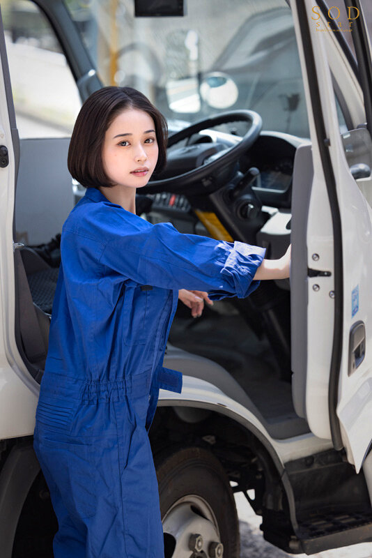 「【MINAMO】小柄巨乳の新婚人妻が配送車内で中出しされる寝取られドラマ作品」のサンプル画像2枚目