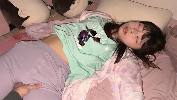 「【素人美少女】巨乳学生服ミニ系JKに中出し＆フェラ！可愛い娘を連れ去り睡眠プレイで孕ませ撮影」のサンプル画像17枚目