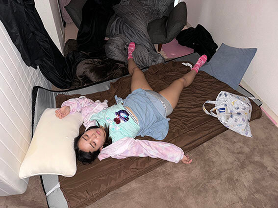 「【素人美少女】巨乳学生服ミニ系JKに中出し＆フェラ！可愛い娘を連れ去り睡眠プレイで孕ませ撮影」のサンプル画像5枚目