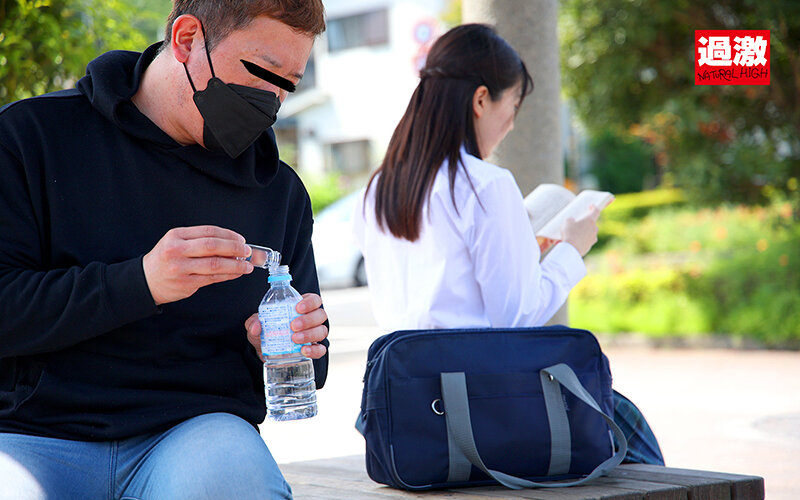 「【女子校生】黒髪清楚な制服美少女が野外露出オナニーで潮吹き絶頂！異物挿入で乱れる姿が過激すぎる」のサンプル画像2枚目