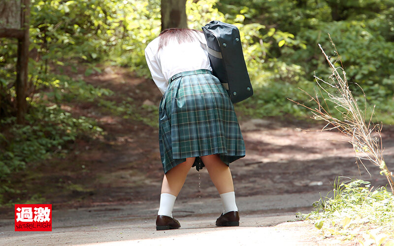 「【女子校生】黒髪清楚な制服美少女が野外露出オナニーで潮吹き絶頂！異物挿入で乱れる姿が過激すぎる」のサンプル画像4枚目