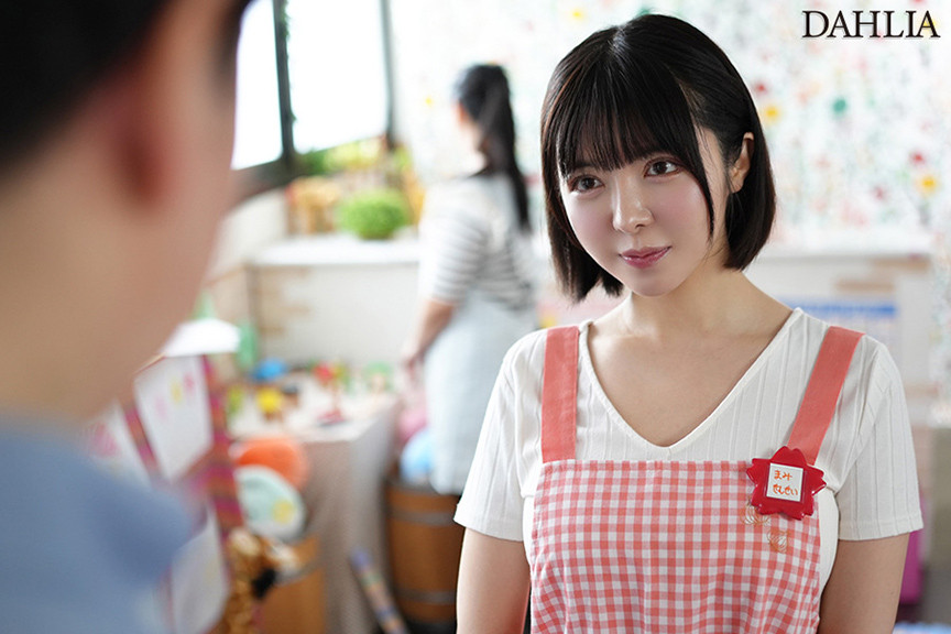 「善場まみが魅せる誘惑プレイ｜人気女優の大胆演技に釘付け【保育士コスプレ】」のサンプル画像2枚目