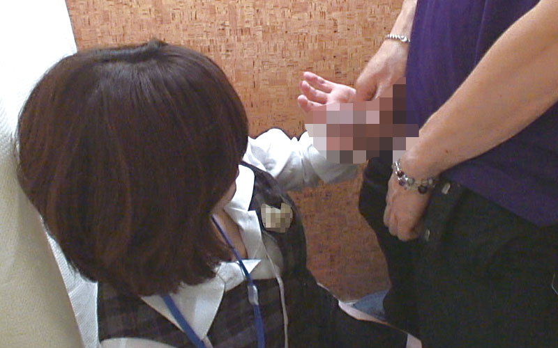 「【素人】紳士服店の試着室で美人店員に見せつける【のぞき・露出プレイ】フェチ動画」のサンプル画像2枚目