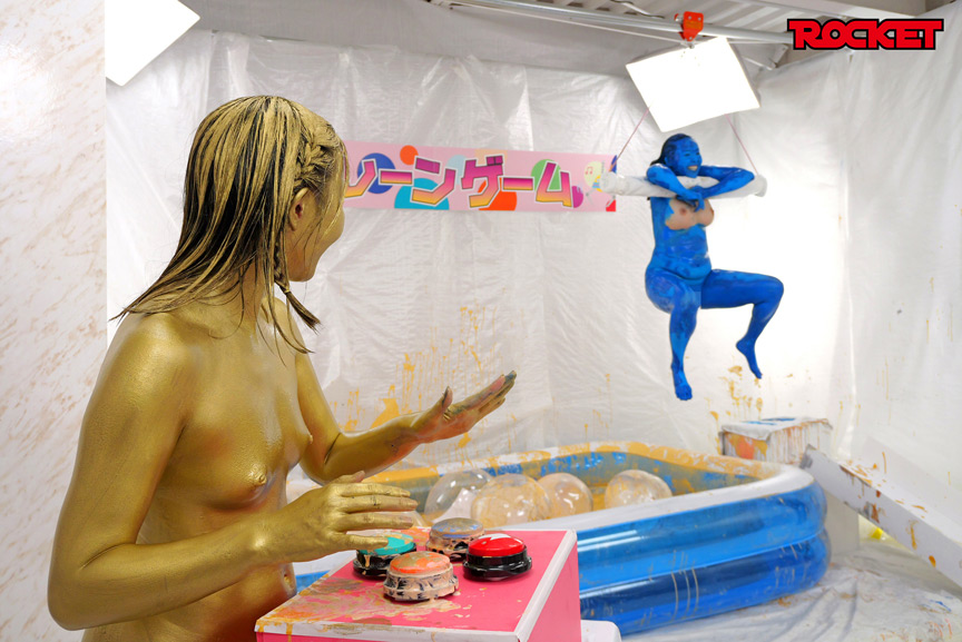 「幾野まち・赤城穂波ら4人がウェット＆メッシー体験！どろんこプールで濡れ場バラエティ企画」のサンプル画像9枚目