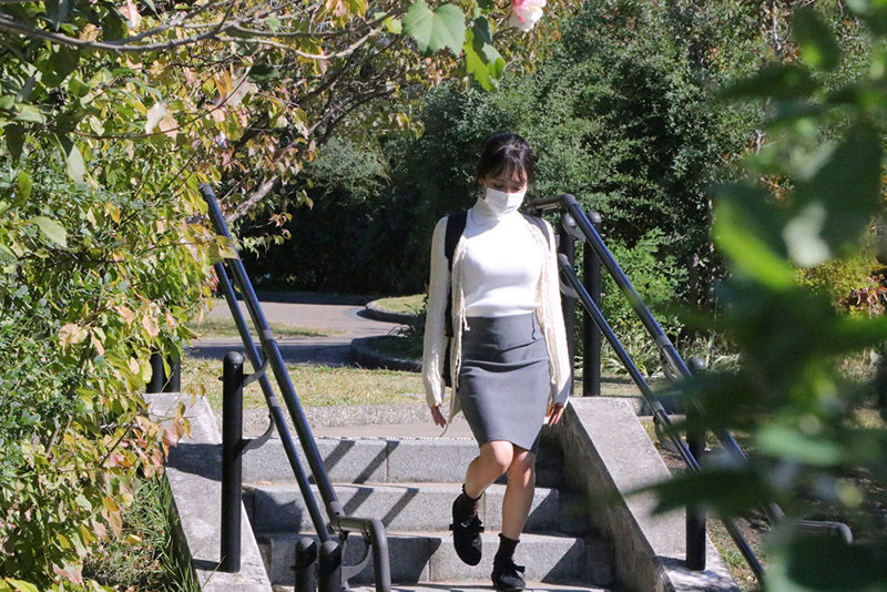 「素人巨乳美女の着替えを盗撮・のぞき撮影から中出しまでの一部始終を完全収録」のサンプル画像1枚目