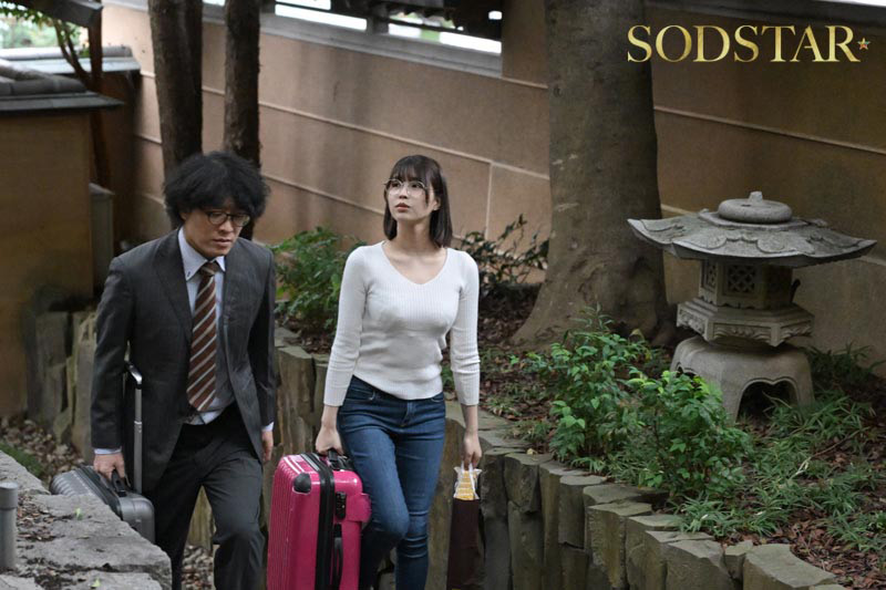 「実家に嫁いできた奥さんは俺の家族が男クサさ抜群の性癖ど真ん中だったらしく、家族に忍んで全員とハメまくる絶倫人妻だったのでガテン系一家ファミリークラッシュ! 唯井まひろ」のサムネイル