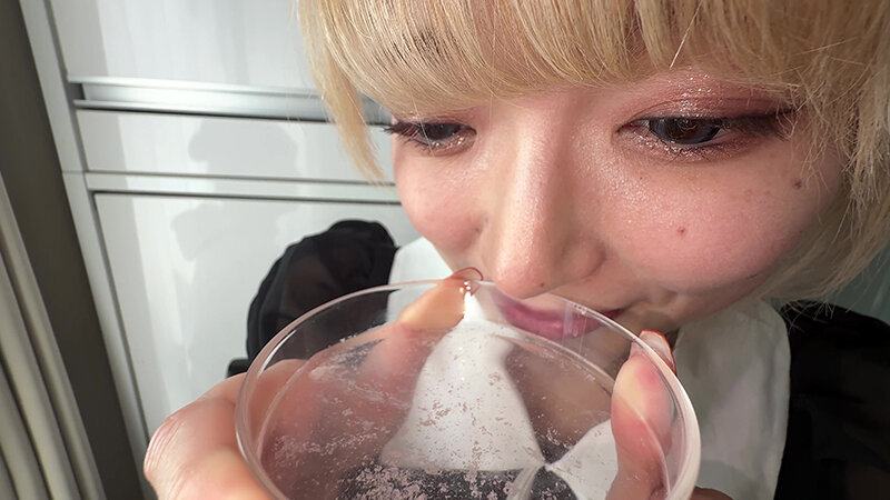 「【安堂はるの】素人お姉さんをナンパ！個人撮影で魅せる舌ブラシ汚舌苔採取の衝撃映像」のサンプル画像19枚目