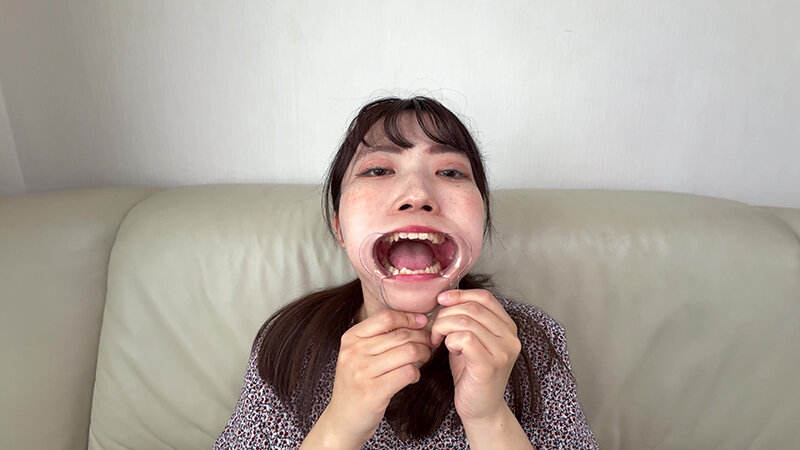 「【水月みお】素人お姉さんをナンパ！初めての喉奥体験と舌・八重歯観察の個人撮影動画」のサンプル画像14枚目