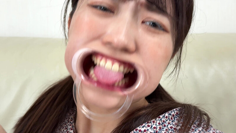 「【水月みお】素人お姉さんをナンパ！初めての喉奥体験と舌・八重歯観察の個人撮影動画」のサンプル画像19枚目