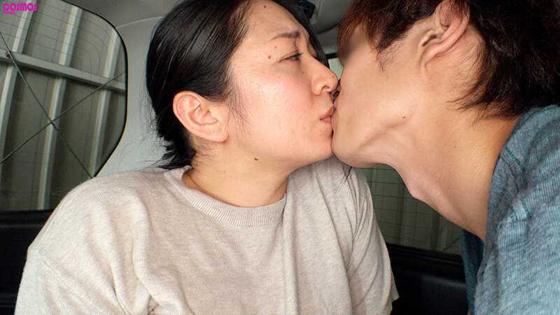 「【人妻熟女】43歳子持ち奥様カエデさんが潮吹き・中出し・乱交で乱れる濃厚プレイ」のサンプル画像2枚目