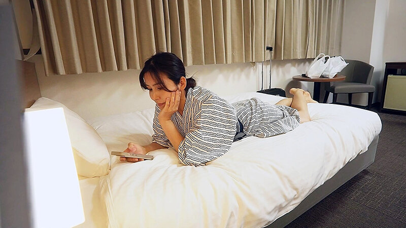 「【素人OL】ビジネスホテルで巨乳制服美女の無防備オナニーを盗撮・のぞき見する興奮映像」のサンプル画像3枚目