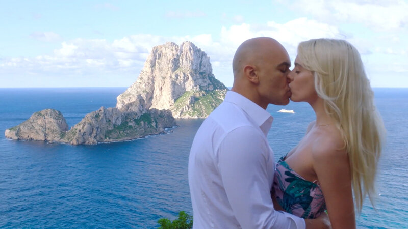 「リトル・カプリス他豪華白人女優6人の水着姿で野外3P・4Pビーチセックス」のサンプル画像18枚目