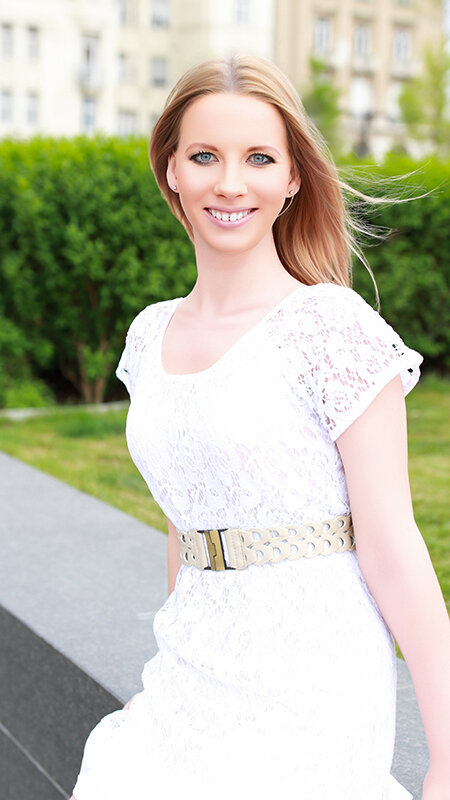 「キアラ・ロード他美熟女3名がパイパン巨乳を披露！電マ責め＆クンニで悶絶する素人ナンパ動画2時間」のサンプル画像4枚目