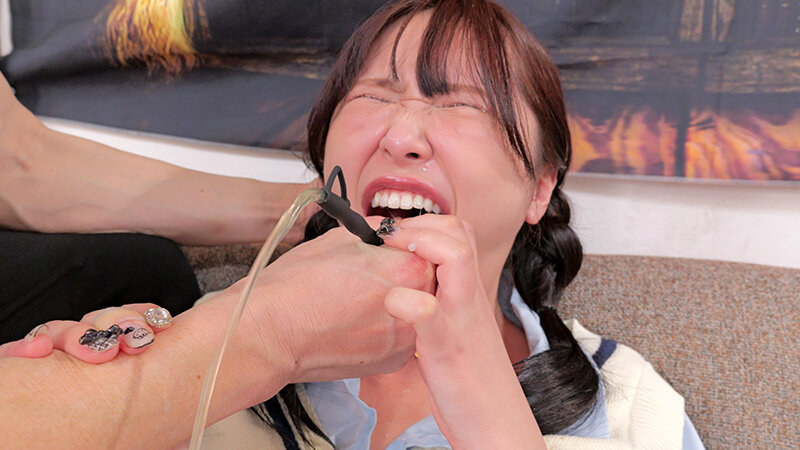 「清巳れの 3P・4Pで魅せる濃厚フェラ＆イラマチオ！喉奥責めの過激プレイ動画」のサンプル画像5枚目