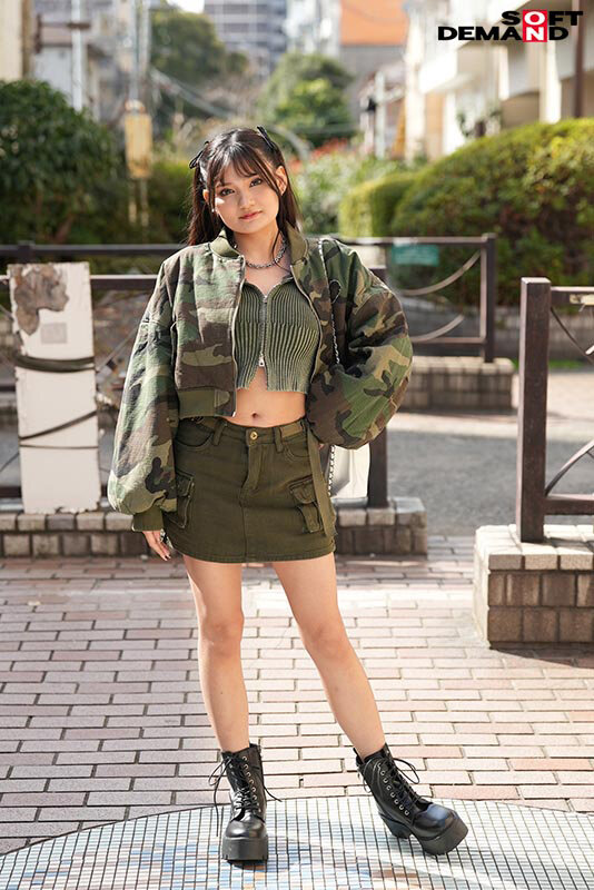 「【素人ナンパ】マジックミラー号で美乳スレンダー女子が羞恥プレイ！へそ出しギャルの敏感おっぱい体験」のサンプル画像2枚目