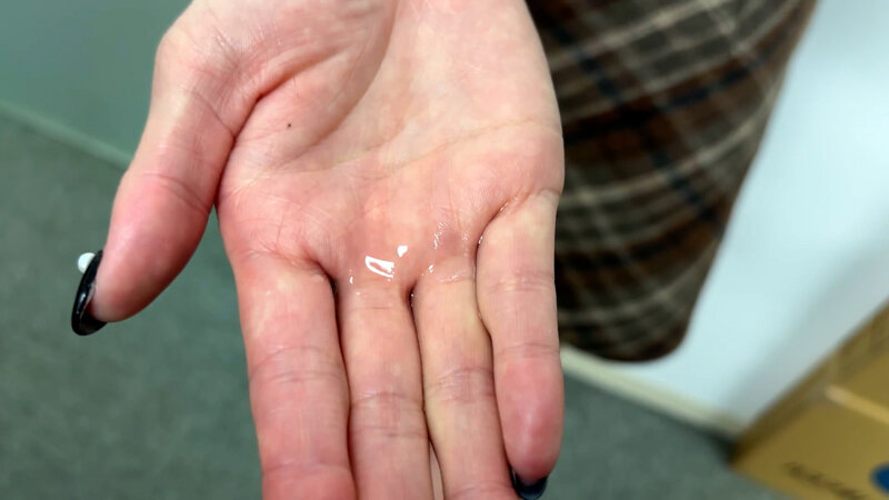 「【素人】美容部員お姉さんはるのちゃんの口内観察プレイ｜街角ナンパ企画で見せる恥じらい」のサンプル画像8枚目