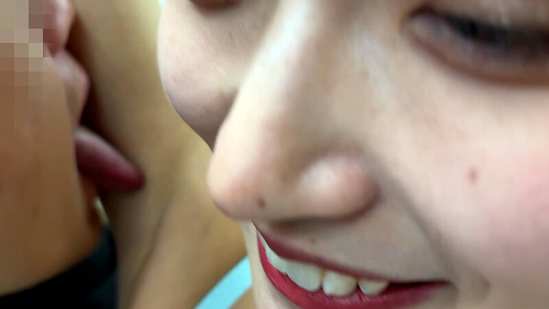 「【素人ナンパ】美容部員お姉さんがM男のお願いに応じてワキ舐め許可する衝撃映像」のサンプル画像12枚目