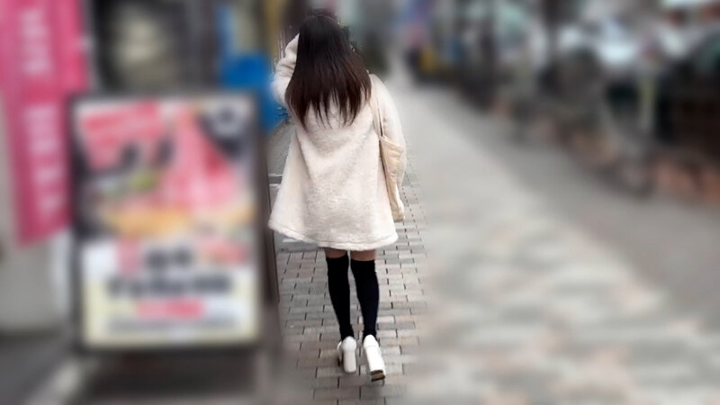 「【素人ナンパ】お姉さん系アパレル店員ももなちゃんをくすぐり体験！街角声かけ企画」のサンプル画像2枚目