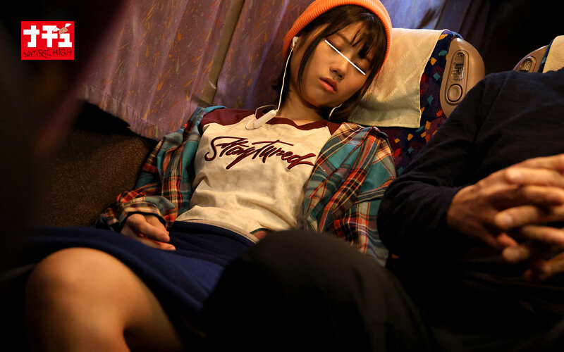 「【美少女女子大生】夜行バスで指マンされ寝たふりしながら感じるスレンダー美女に中出し」のサンプル画像2枚目