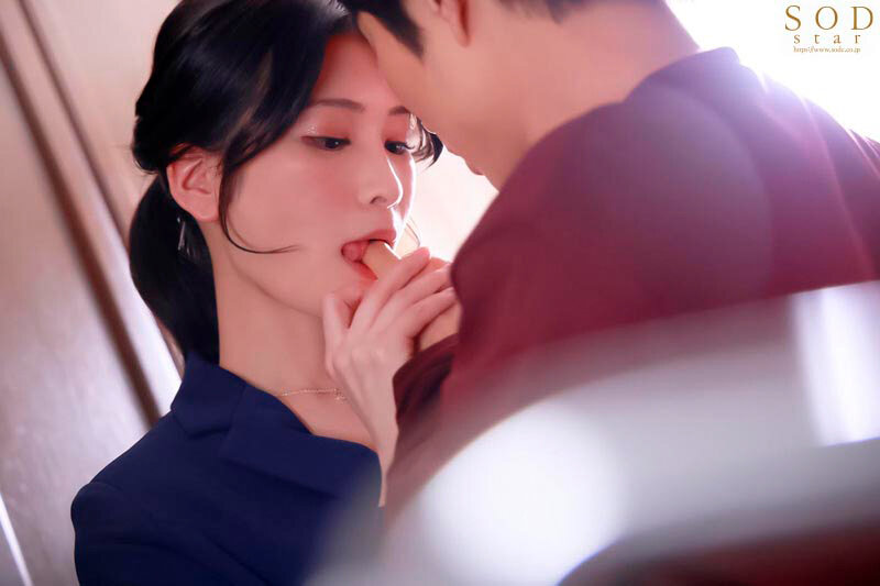 「本庄鈴のスレンダー美脚で彼氏を寝取り！不動産レディが中出しNTRする濃厚プレイ」のサンプル画像15枚目