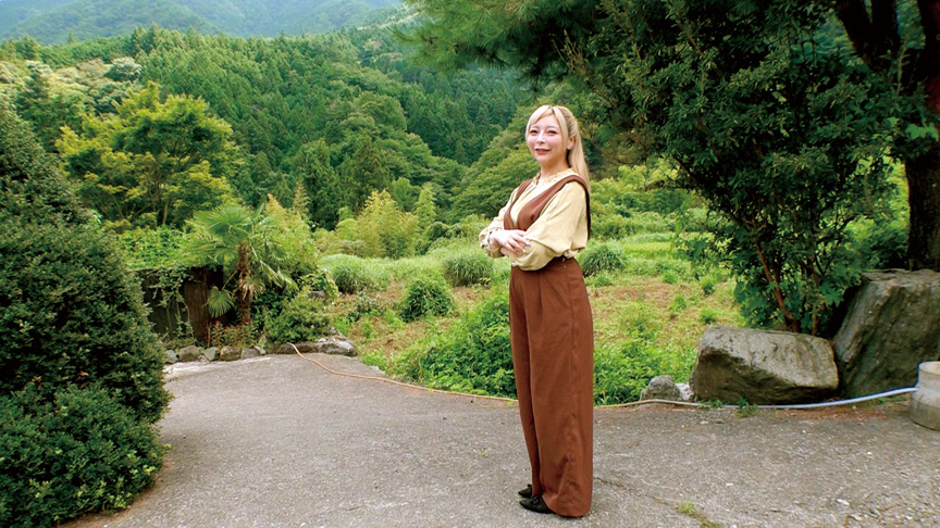 「【熟女】巨乳金髪ギャル妻なお25歳と温泉デート！人妻らしい豊満ボディで癒される不倫旅行」のサンプル画像13枚目