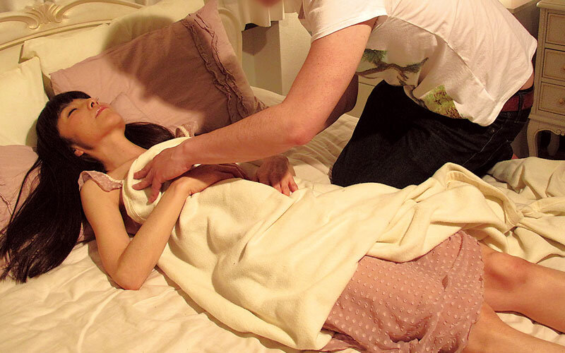 「白鳥るり他出演！熟女お母さんの寝姿に興奮した息子と禁断の中出し近親相姦180分」のサンプル画像7枚目