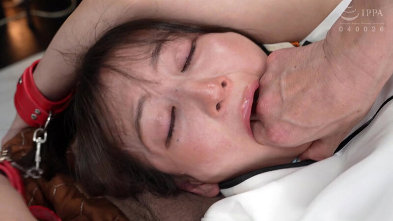 「足立友梨のM女調教動画|スレンダー美女が監禁されイラマチオで喉奥責めされる」のサンプル画像2枚目