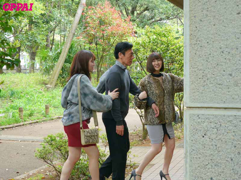 「小花のん×川北メイサが巨乳パイズリで挟み撃ち!声出し禁止ハーレム3P乱交パパ活デート」のサンプル画像2枚目