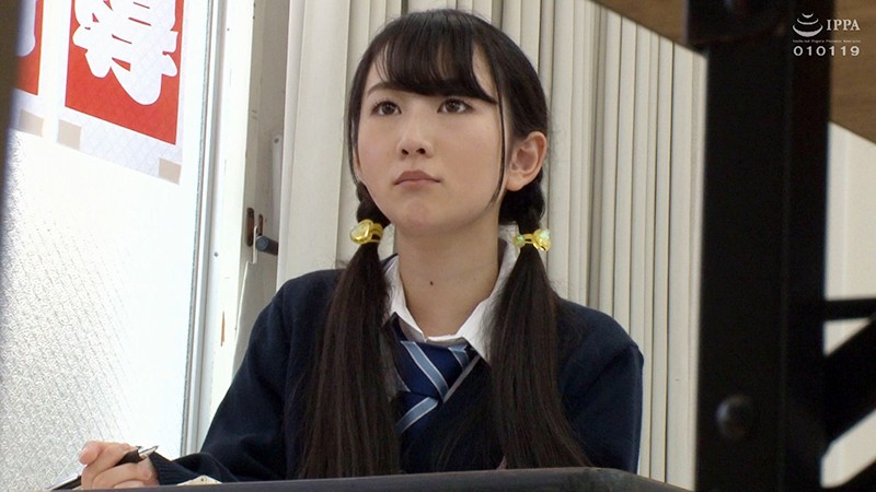 「ひなちゃんの美少女女子校生デビュー作！スレンダー美女の初々しい姿を完全収録」のサムネイル