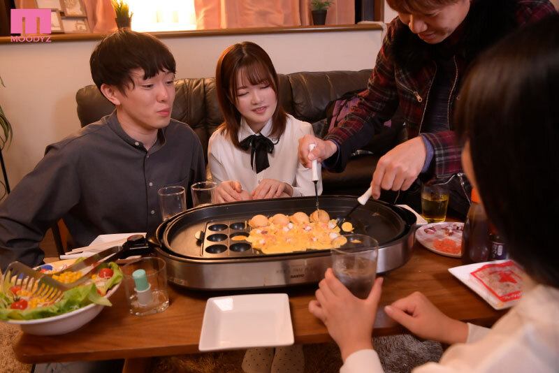 「橋本りこのNTR作品｜彼女交換で寝取られ中出し＆顔射される美少女フェラ動画」のサムネイル