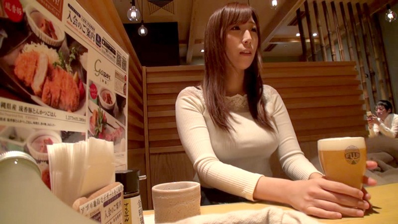 「【彩奈リナ】巨乳人妻をナンパ！ほろ酔い美人奥様が理性崩壊する試飲会ドキュメント」のサンプル画像2枚目