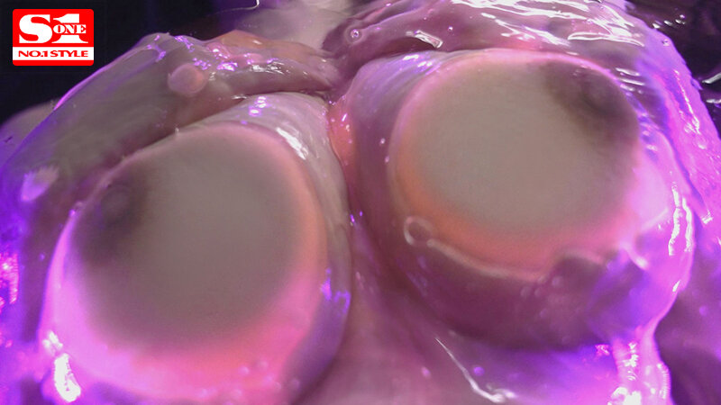 「三上悠亜のローションパイズリが凄い!巨乳アイドルのヌルヌル奉仕プレイに悶絶必至」のサムネイル