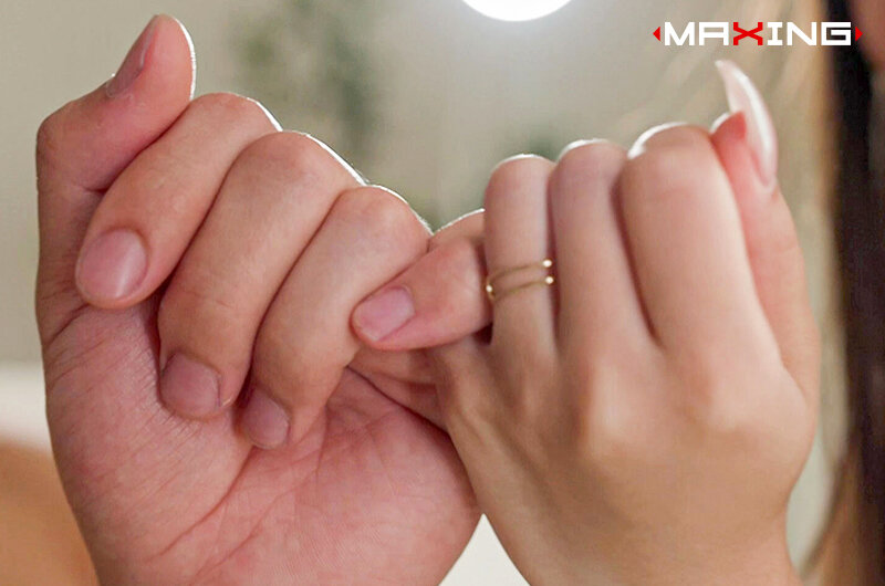 「斉藤帆夏 美乳人妻が夫の部下に寝取られる不倫NTR 自宅で禁断のキスから中出しアクメ」のサンプル画像12枚目